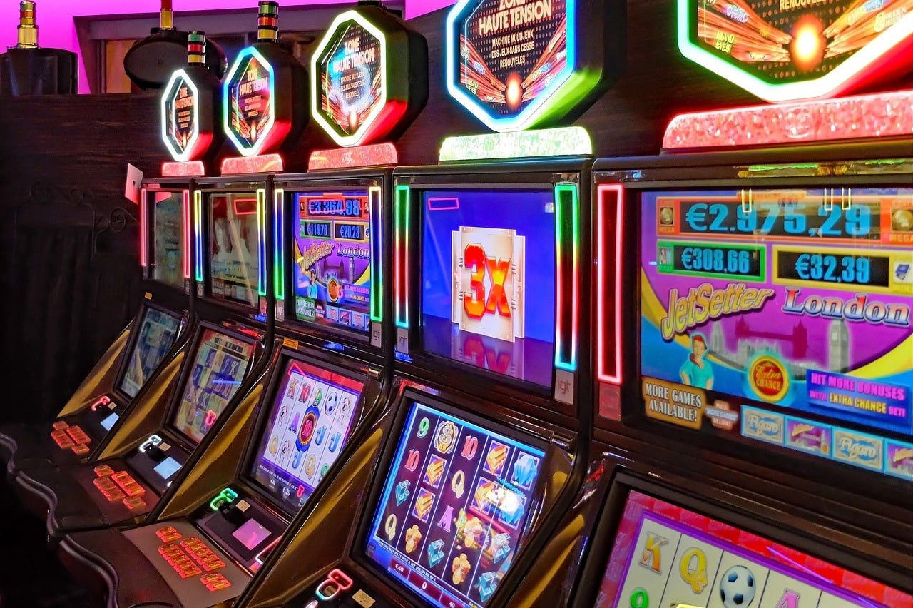 Antarmuka permainan Hot Pot di platform dewi 288 dengan kartu baccarat dan opsi taruhan